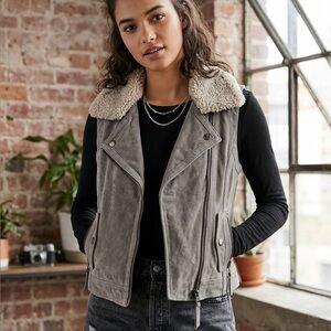 American Eagle Gray Shearling Collar Vest L